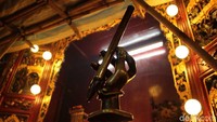 Sosok tiang dengan patung tangan yang tengah memegang pena. Barangsiapa yang memegang patung ini, dipercaya bisa lulus ujian atau sukses hidupnya (Randy/detikTravel)
