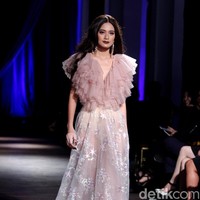 Show tunggal Ivan Gunawan menampilkan koleksi bertemakan Under The Star di The Pallas, SCBD, Jakarta, Rabu (08/10/2017). Foto: Mohammad Abduh/Wolipop