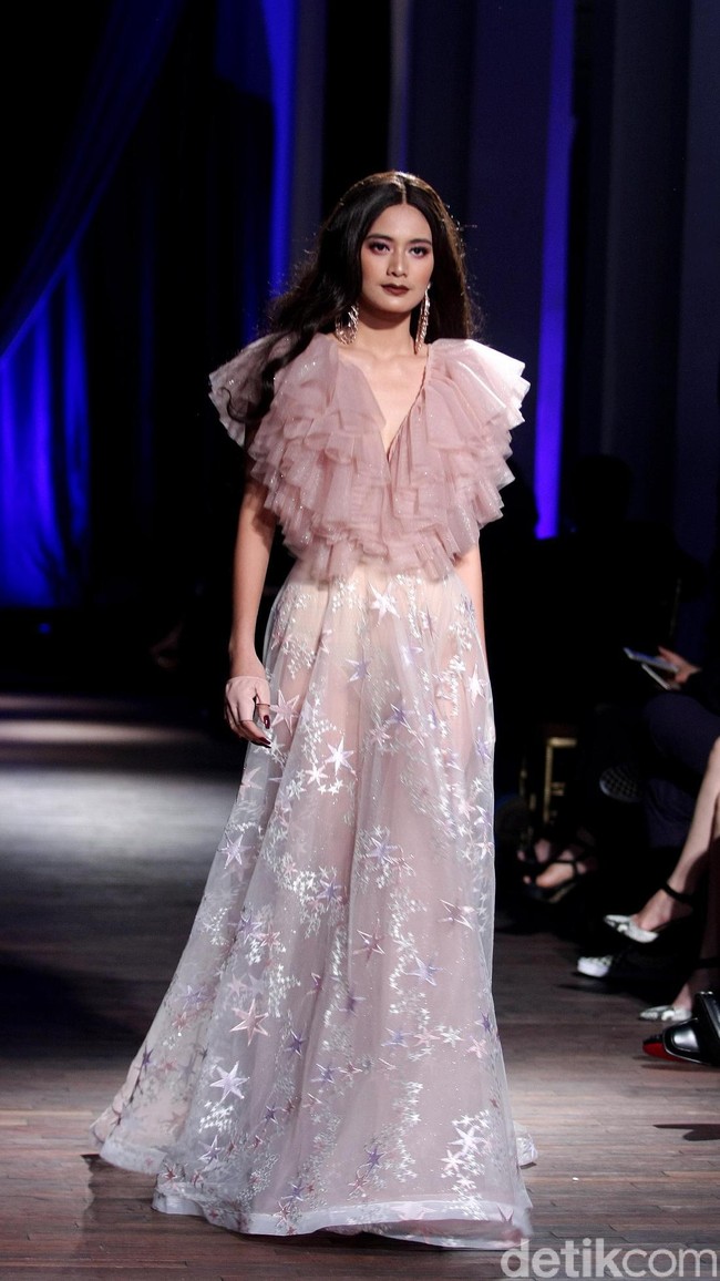 Show tunggal Ivan Gunawan menampilkan koleksi bertemakan Under The Star di The Pallas, SCBD, Jakarta, Rabu (08/10/2017). Foto: Mohammad Abduh/Wolipop