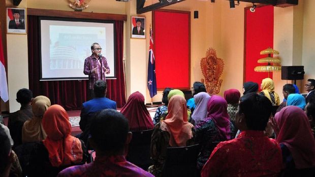 Kegiatan pelatihan diadakan dalam bentuk seminar hingga kunjungan ke sekolah