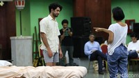 Reza dan Tara Basro saat berlatih di Gedung Nyi Ageng Serang, Kuningan, Jakarta Selatan pada Rabu (8/11). Pool/Palevi S/detikFoto.