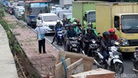 Kemacetan ini pun bahkan sampai terdampak ke Jalan Letjen Suprapto, Jakarta.