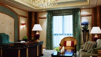 Ruang kerja di kamar Royal Suite. Tidak kalah bagus dengan kantor di gedung bertingkat Jakarta (Ritz Carlton Riyadh)