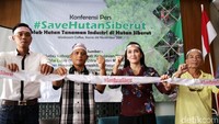 Mereka membentangkan betuliskan #save hutan Siberut.