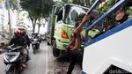 Ini Truk yang Tabrak Separator Busway di Simprug