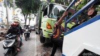 Mobil derek dari Polda Metro Jaya dikerahkan untuk mengevakuasi truk tersebut.