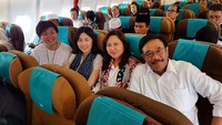 Istri Ahok, Veronica Tan, terbang ke Solo menghadiri pernikahan putri Presiden Jokowi, Kahiyang Ayu dan pasangannya Bobby Nasution. Dia terbang satu pesawat bersama Djarot Saiful Hidayat dan istrinya Happy Farida. Foto: Instagram/Happydjarot