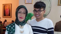 Sesudah dirias, seperti ini penampilan ibunda Jokowi. Ia mengenakan kerudung berwarna hijau dengan kebaya putih.