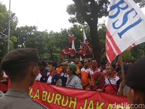Massa Buruh Demo di Depan Balai Kota DKI