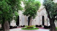 Taman indah dengan bangku taman di pelataran hotel. Hijau layaknya oase (Ritz Carlton Riyadh)