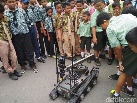 Brimob Polda Jatim Gelar Pameran Senjata di Trenggalek