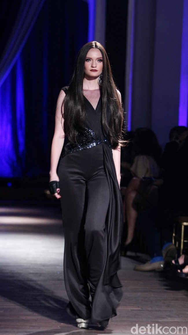 Show tunggal Ivan Gunawan menampilkan koleksi bertemakan Under The Star di The Pallas, SCBD, Jakarta, Rabu (08/10/2017). Foto: Mohammad Abduh/Wolipop