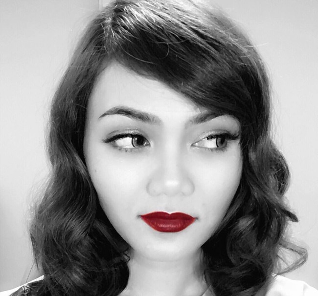 Ini foto terbaru Rina Nose dengan memperlihatkan rambut ikalnya. Ia menulis caption panjang untuk para penggemarnya. Manusia berubah. Pemikiran berubah seiring peristiwa yang dialaminya. Ketetapan hati pun berubah seiring pengalaman batinnya. Apabila masih ada manfaat kebaikan yang bisa diambil dariku, maka ambilah. Jika tidak, maka tinggalkanlah, tulis Rina pada sebagian caption di Instagram. Foto: instagram inanose16