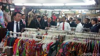 Presiden Jokowi mengajak Presiden Korsel Moon Jae-in blusukan ke Mal BTM, Bogor. Kegiatan ini dilakukan di sela kunjungan Jae-in ke Indonesia.