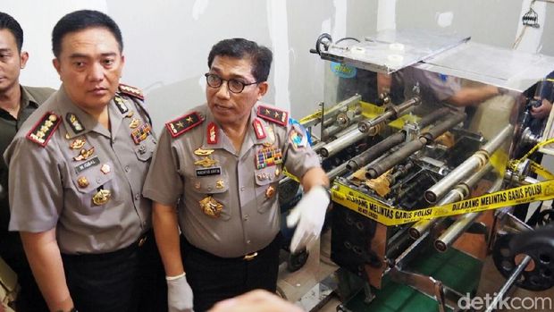 Kapolda Jatim didampingi Kapolrestabes Surabaya di dekat mesin pengemas obat keras
