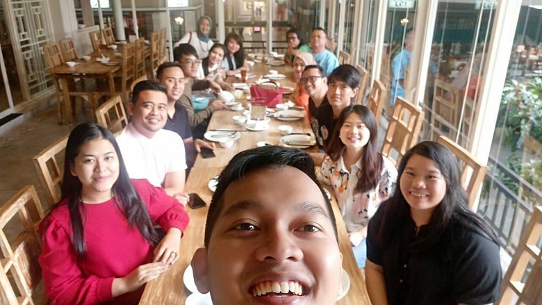 Sehari Setelah Nikah, Kahiyang-Bobby Asyik Makan Bareng Keluarga Sehari Setelah Nikah, Kahiyang-Bobby Asyik Makan Bareng Keluarga