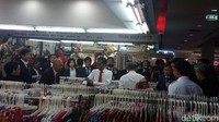 Mereka melihat-lihat dan mencoba batik di toko Kencana Ungu yang ada di lantai 2. Di toko batik Kencana Ungu ini mereka berbincang akrab.