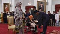 Presiden Joko Widodo menyerahkan tanda jasa kepada ahli waris Almarhumah Laksamana Malahayati (kedua kiri) saat penganugerahan gelar pahlawa. Laksamana Malahayati atau Keumala Hayati merupakan laksamana wanita pertama di dunia. Dia pernah memimpin pasukan yang terdiri dari para janda perang pada abad 16.
