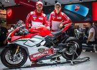 Pebalap MotoGP Andrea Dovizioso & Jorge Lorenzo berpose dengan Panigale V4 Speciale