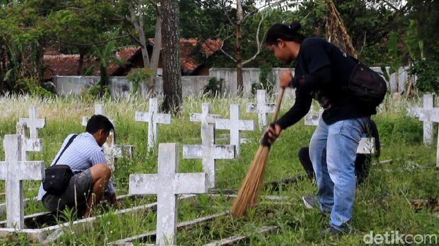 Mereka membawa sapu lidi, cangkul dan karung