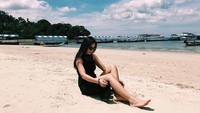 Ia terlihat stylish saat mengujungi destinasi-destinasi wisata. Lihat saja saat Pevita sedang di Phuket, Thailand ini. Asyik ya? (@pevpearce/Instagram)