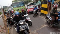 Lalu lintas pun padat merayap.