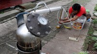 Peralatan sederhana tersebut mampu membuat bahan bakar minyak seperti minyak tanah dan solar dengan sistem kerja yang disebut pirolisis.