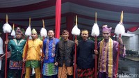 Sekitar 30 anggota Paspampres dari Batalion Pengawalan didandani dengan pakaian adat. Warna-warni dan gagah ya! (Foto: Bagus Prihantoro Nugroho/detikcom)