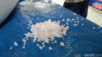 Kristal garam yang dihasilkan petani garam di Takalar. Tiap musimnya menghasilkan 20 ton kristal garam.