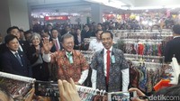 Jokowi mencoba batik bernuansa biru dan Jae-in bernuansa merah. Motif batik yang mereka coba sama.