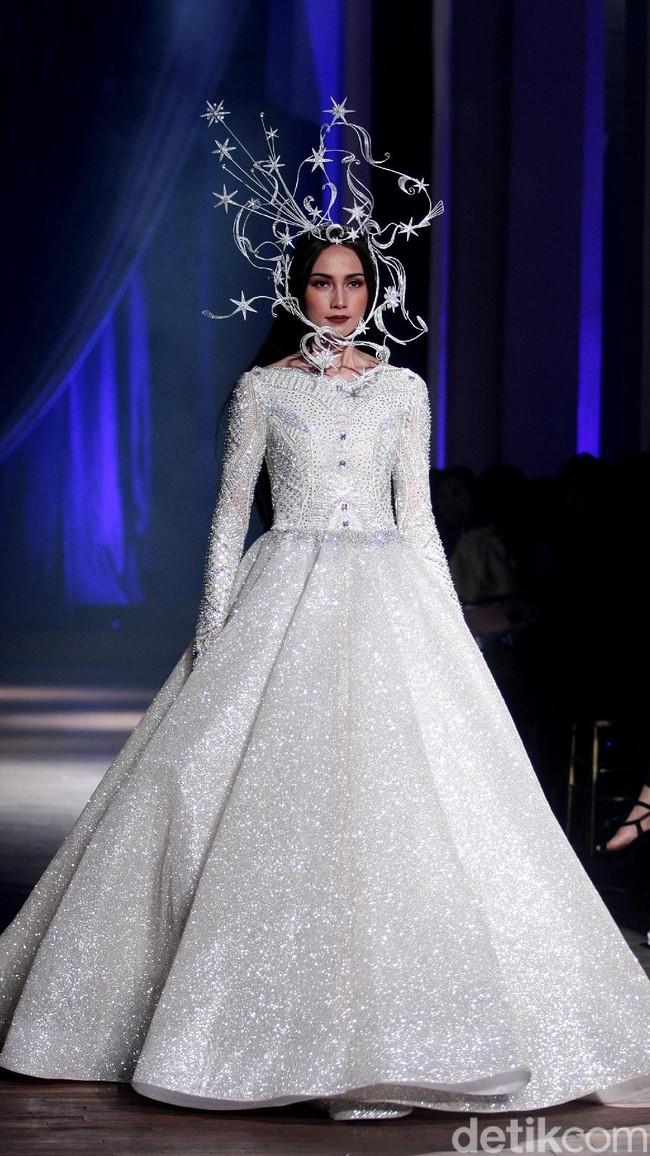 Show tunggal Ivan Gunawan menampilkan koleksi bertemakan Under The Star di The Pallas, SCBD, Jakarta, Rabu (08/10/2017). Foto: Mohammad Abduh/Wolipop