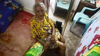 Namanya Nenek Nur. Ia tinggal seorang diri di samping pos di kawasan Cipete, Jakarta Selatan.