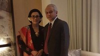 Sri Mulyani datang bersama suaminya Tonny Sumartono ke resepsi malam Kahiyang-Bobby di Graha Saba Buana. Foto: Facebook/Sri Mulyani