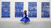 Foto-foto bernuansa biru dengan latar karya seniman Amerika Serikat Cy Twombly, Untitled I-IX (AFP)