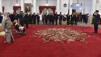Presiden Jokowi memberikan penghormatan saat penganugerahan gelar pahlawan nasional di Istana Negara, Jakarta, Kamis (9/11). 