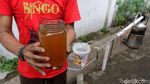 Kreatif! Pria Ini Temukan Cara Membuat BBM dari Limbah Plastik