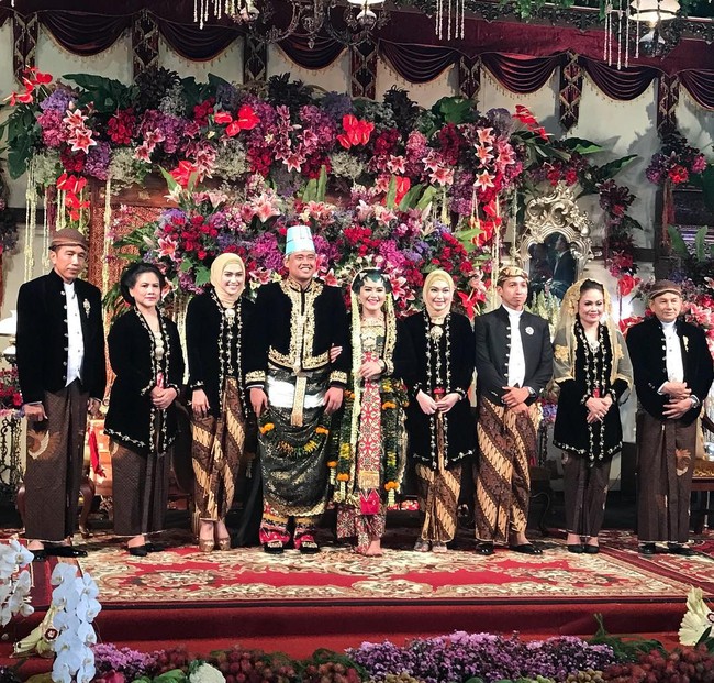 Untuk Bobby Nasution yang paling menonjol selain tentu dodot membuat tampilan berbeda, pemakaian kopiah yang dikenakannya atau biasa disebut kuluk. Saat memakai adat Solo Basahan Keprabon, Bobby memakai kuluk warna biru muda kontras dengan baju pengantinnya. Berdasarkan banyak sumber, kuluk warna biru menjadi pilihan karena merupakan tradisi bangsawan Keraton. Foto: Dok. Instagram