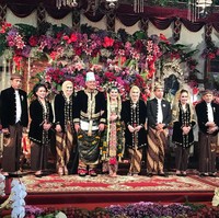 Untuk Bobby Nasution yang paling menonjol selain tentu dodot membuat tampilan berbeda, pemakaian kopiah yang dikenakannya atau biasa disebut kuluk. Saat memakai adat Solo Basahan Keprabon, Bobby memakai kuluk warna biru muda kontras dengan baju pengantinnya. Berdasarkan banyak sumber, kuluk warna biru menjadi pilihan karena merupakan tradisi bangsawan Keraton. Foto: Dok. Instagram