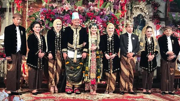 Foto: Gaya Ibunda Bobby Nasution yang Selalu Pakai Veil di Pernikahan