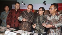 (Kiri-kanan) Direktur PT. Garuda Metalindo Tbk Rudy Wijaya, Direktur PT. Garuda Metalindo Tbk Anthonya Wijaya, Direktur Utama PT. Garuda Metalindo Tbk Ervin Wijaya, Direktur PT. Garuda Metalindo Tbk Sujono beserta Direktur PT. Garuda Metalindo Tbk I Nyoman berbincang saat berlangsungnya acara peresmian logo baru perusahaan di Jakarta, Kamis (9/11/2017).