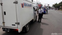 Mobil boks yang melintas dikawasan tersebut juga diberhentikan dan ikut diperiksa surat-surat kelengkapannya.
