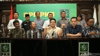 Cak Imin bersama para petani menggelar jumpa pers usai pertemuan.