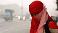 Pembakaran lahan secara ilegal, tingginya emisi kendaraan dan banyaknya debu dari lokasi proyek konstruksi turus memicu darurat polusi udara ini. Foto: REUTERS/Saumya Khandelwal