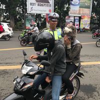 Berhelm 'Beruang Gemas', Pemotor di Bogor Kena Tilang