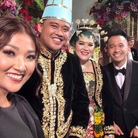 Ruben Onsu dan Sarwendah berselfie dengan Kahiyang dan Bobby.
