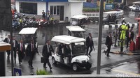 Pantauan detikcom, Jokowi dan Moon Jae-in datang ke Mal BTM sekitar pukul 16.45 WIB menggunakan mobil golf. Kedatangan kedua pimpinan negara ini disambut teriak histeris warga yang langsung berebut giliran untuk bersalaman dengan Jokowi.