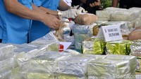Sabu yang diamankan seberat 220,78 kg. Barang bukti lainnya yang diamankan adalah 8.500 butir pil ekstasi dan 10 ribu butir happy five.