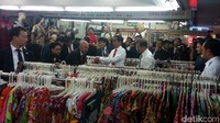 Mereka didampingi oleh jajarannya masing-masing. Tampak ada Menlu Retno Marsudi dan Wali Kota Bogor Bima Arya yang ikut ke Mal BTM, Bogor, ini.
