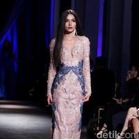 Show tunggal Ivan Gunawan menampilkan koleksi bertemakan Under The Star di The Pallas, SCBD, Jakarta, Rabu (08/10/2017). Foto: Mohammad Abduh/Wolipop