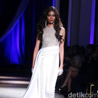 Show tunggal Ivan Gunawan menampilkan koleksi bertemakan Under The Star di The Pallas, SCBD, Jakarta, Rabu (08/10/2017). Foto: Mohammad Abduh/Wolipop